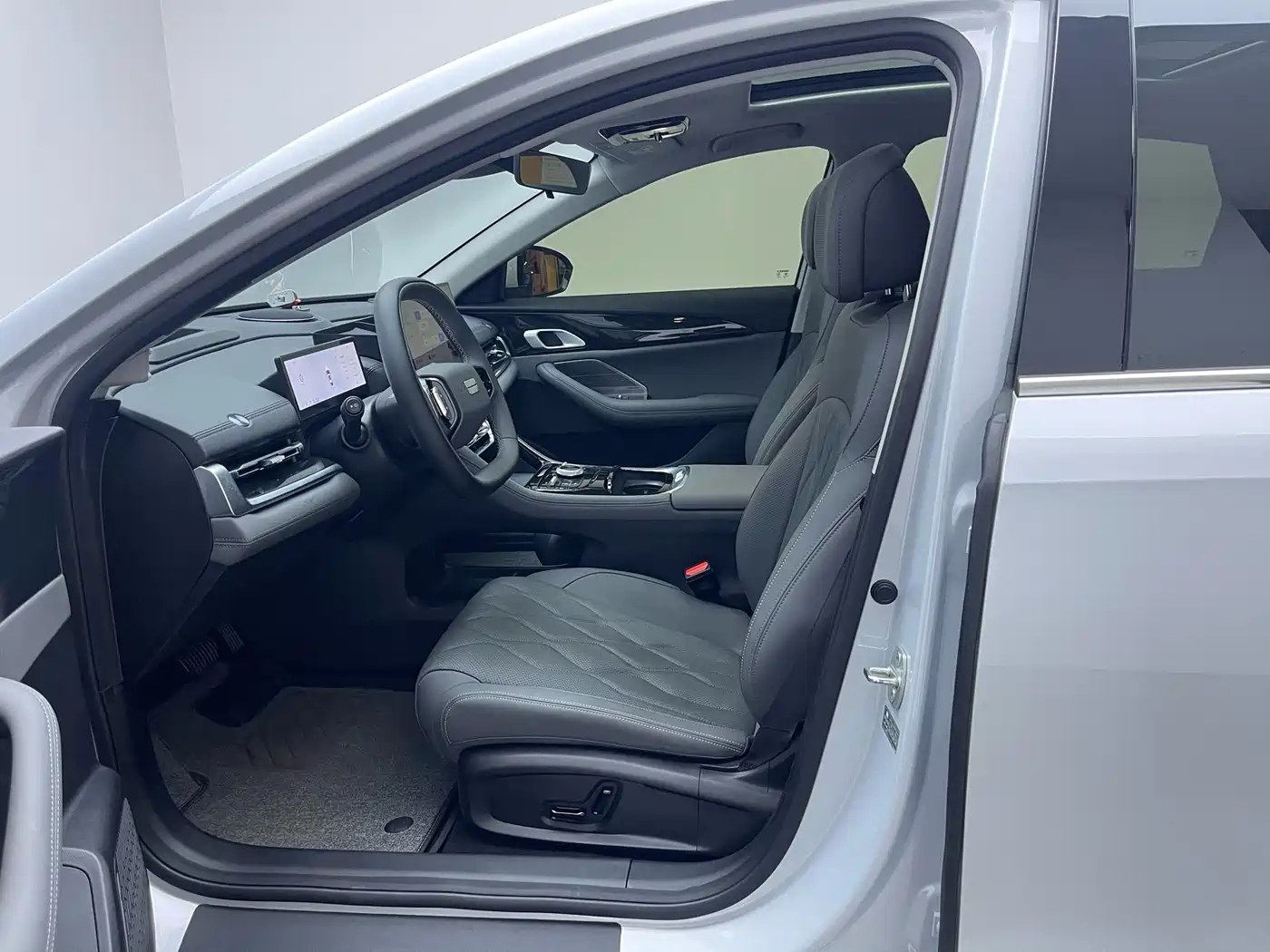 Geely Galaxy Galaxy A7 2025 EM-i 150km Explorer+ Edition фото 12