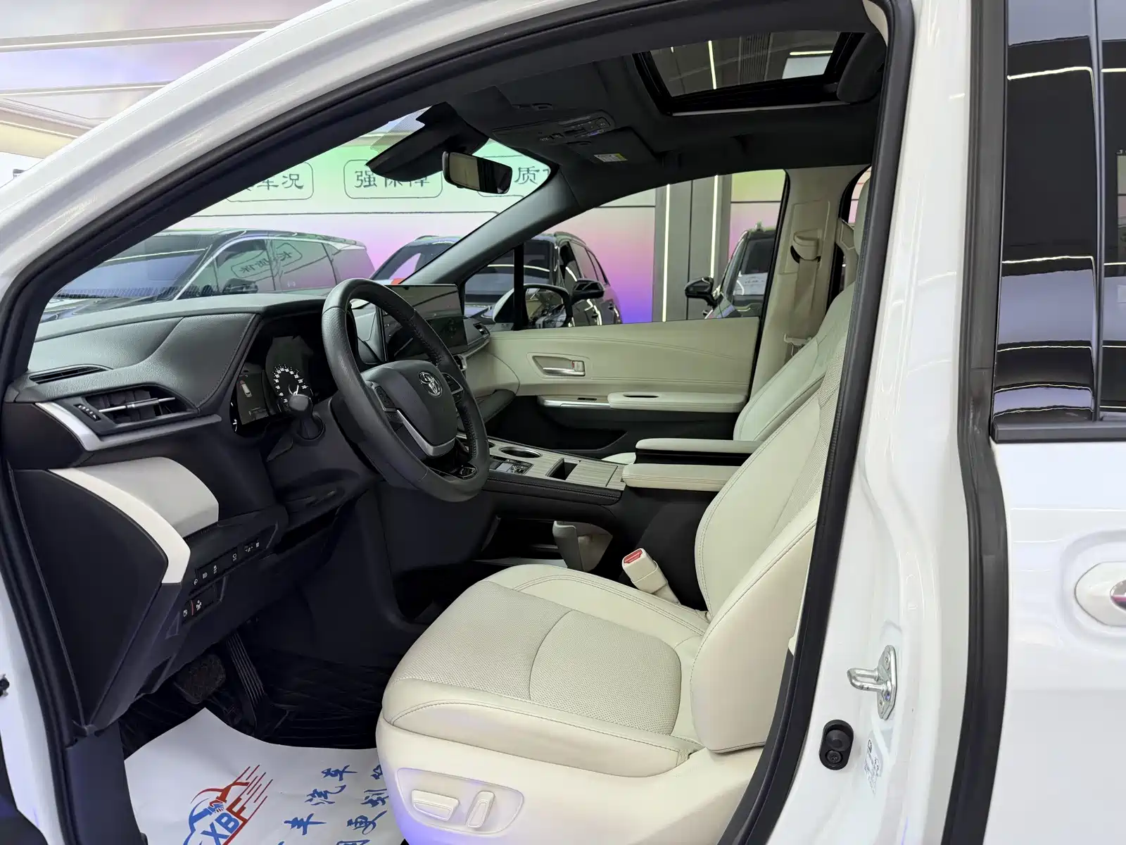 Фото 4 - Toyota Sienna