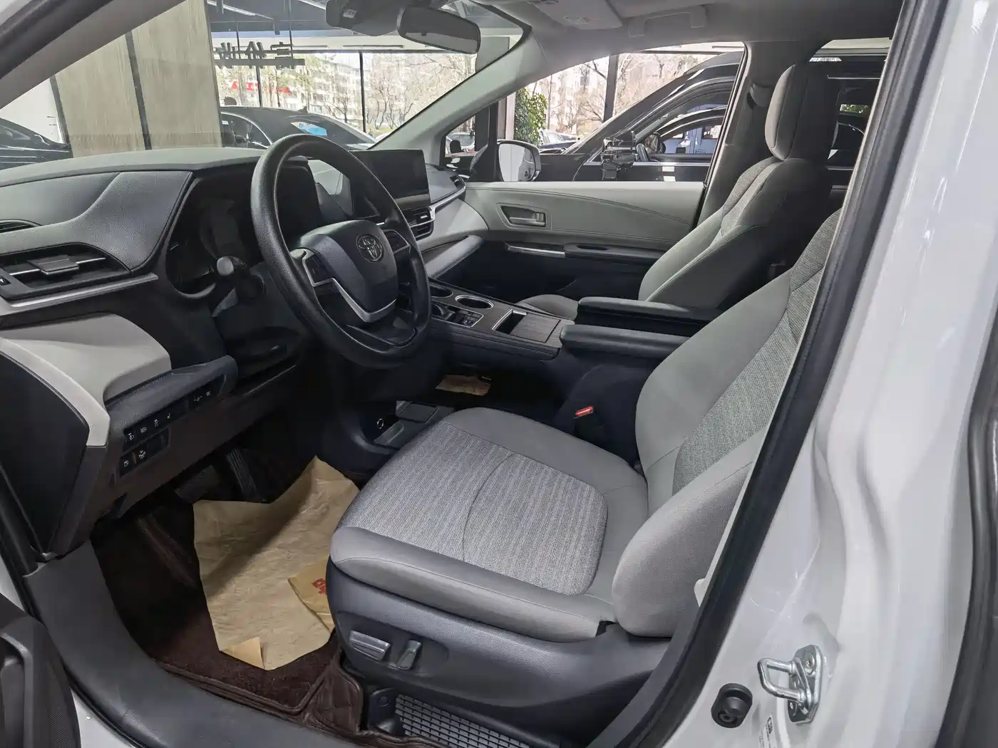 Toyota Sienna 2024 2.5L Hybrid Comfort Edition фото 7