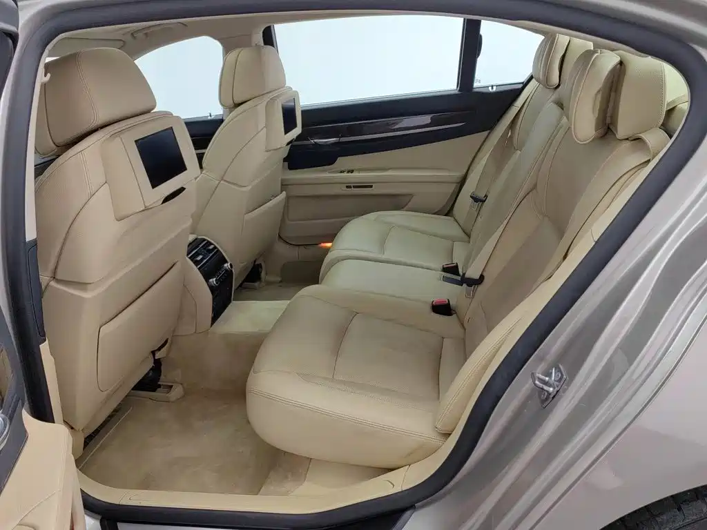 Фото 15 - BMW 7 Series