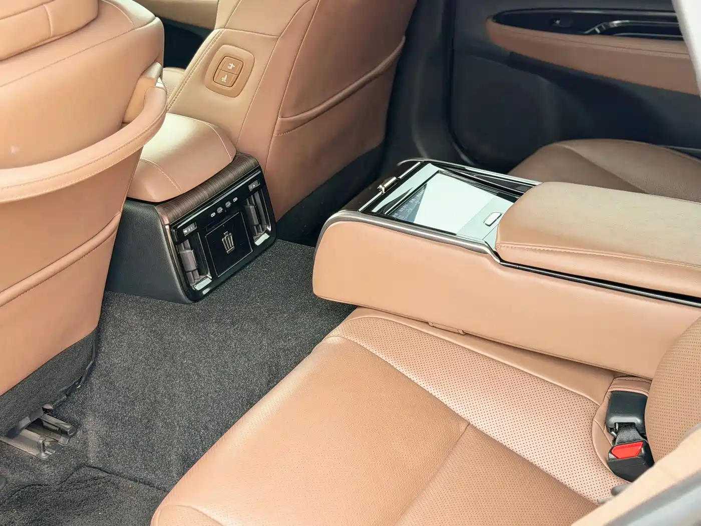Toyota Crown (Import) 2024 2.5L Ultimate Edition фото 13