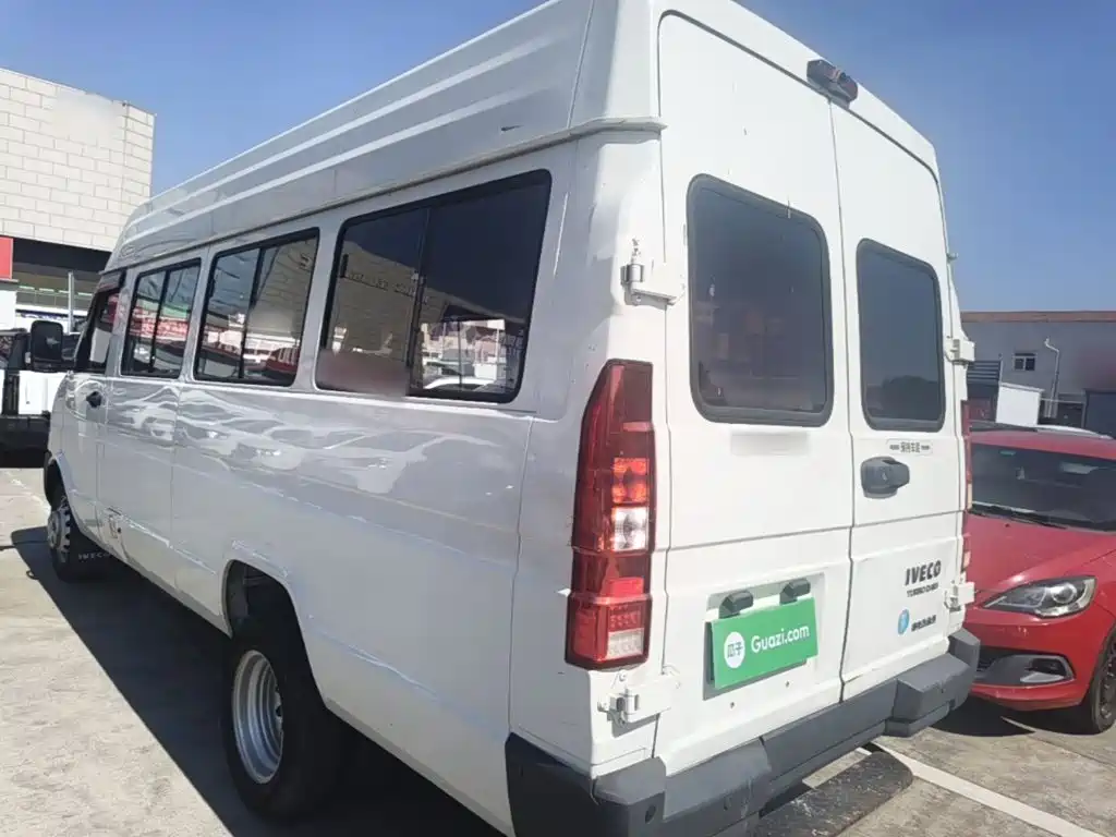 Iveco Daily 2024 2023 2.5T V40 Van Long Wheelbase Medium Roof Dual Tire Sliding Door 2-3 Seats