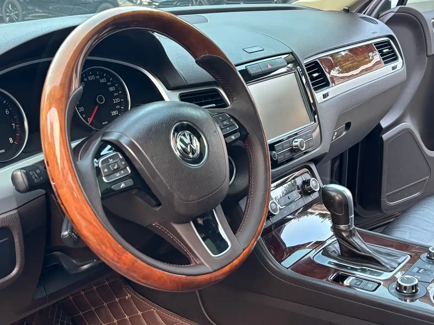 Volkswagen Touareg 2014 3.0TSI New Edge Edition фото 10