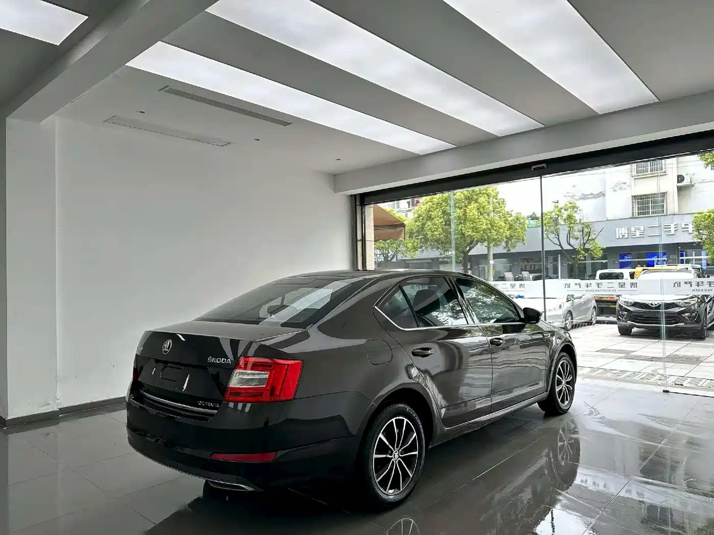 Škoda Octavia 2016 1.6L Automatic Smart Edition фото 9