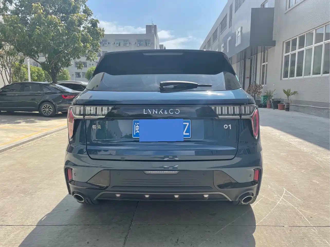Фото 3 - Lynk & Co 01