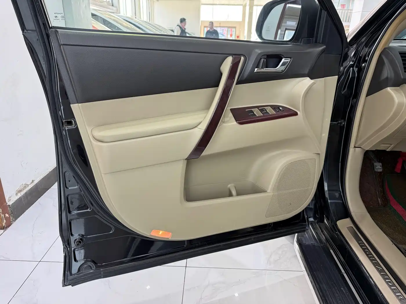 Toyota Highlander 2011 2.7L 2WD 7-seat Luxury фото 5