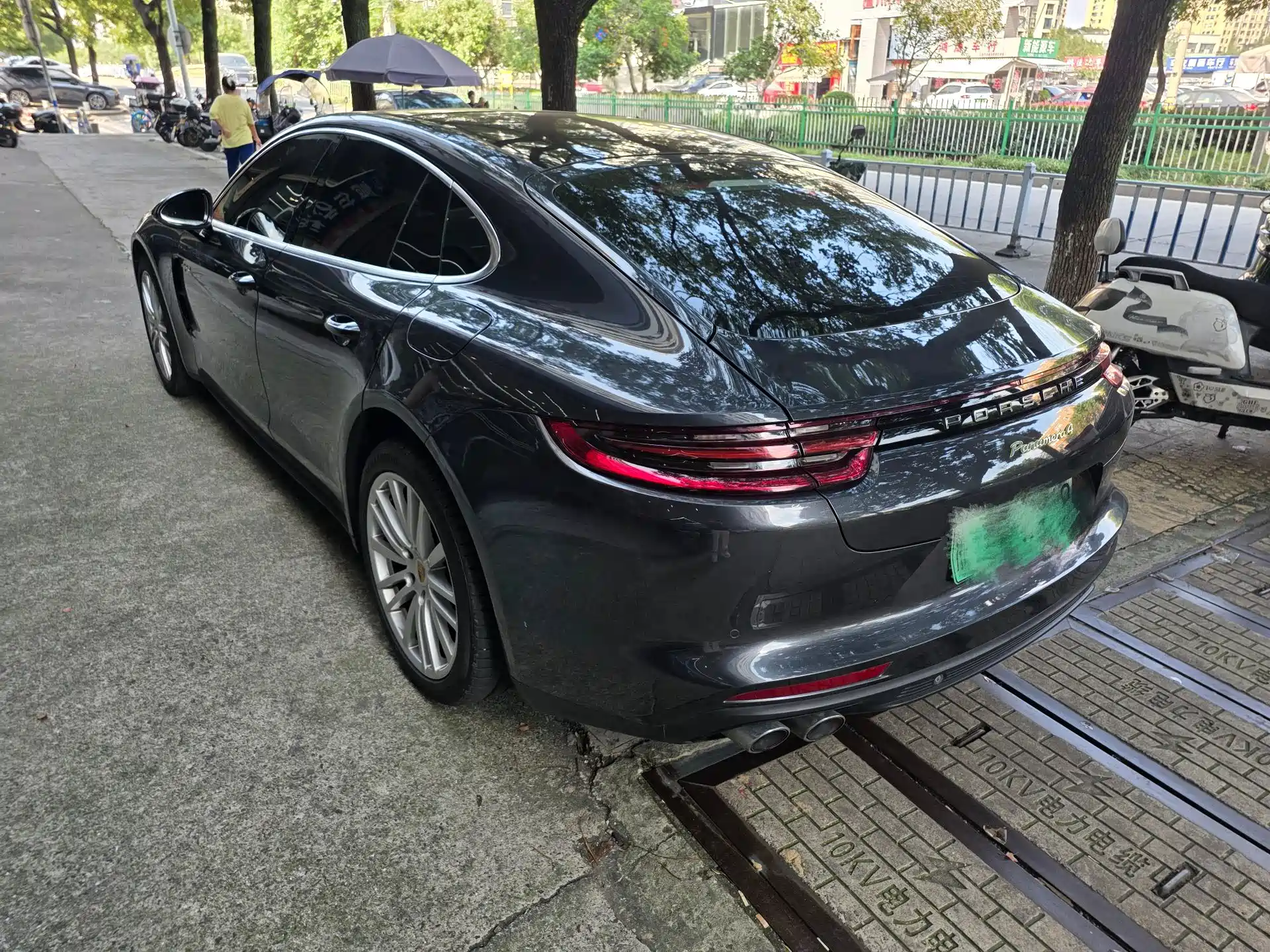 Photo 4 - Porsche Panamera New Energy