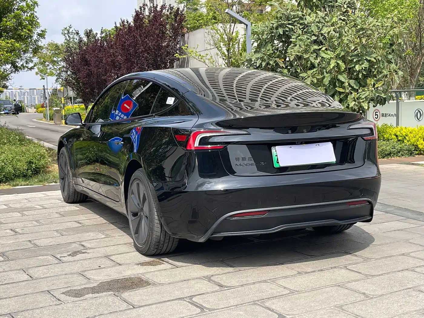 TESLA MODEL 3