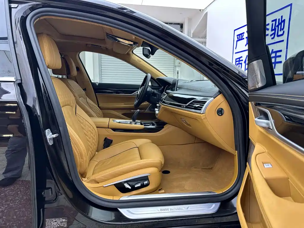 Фото 43 - BMW 7 Series
