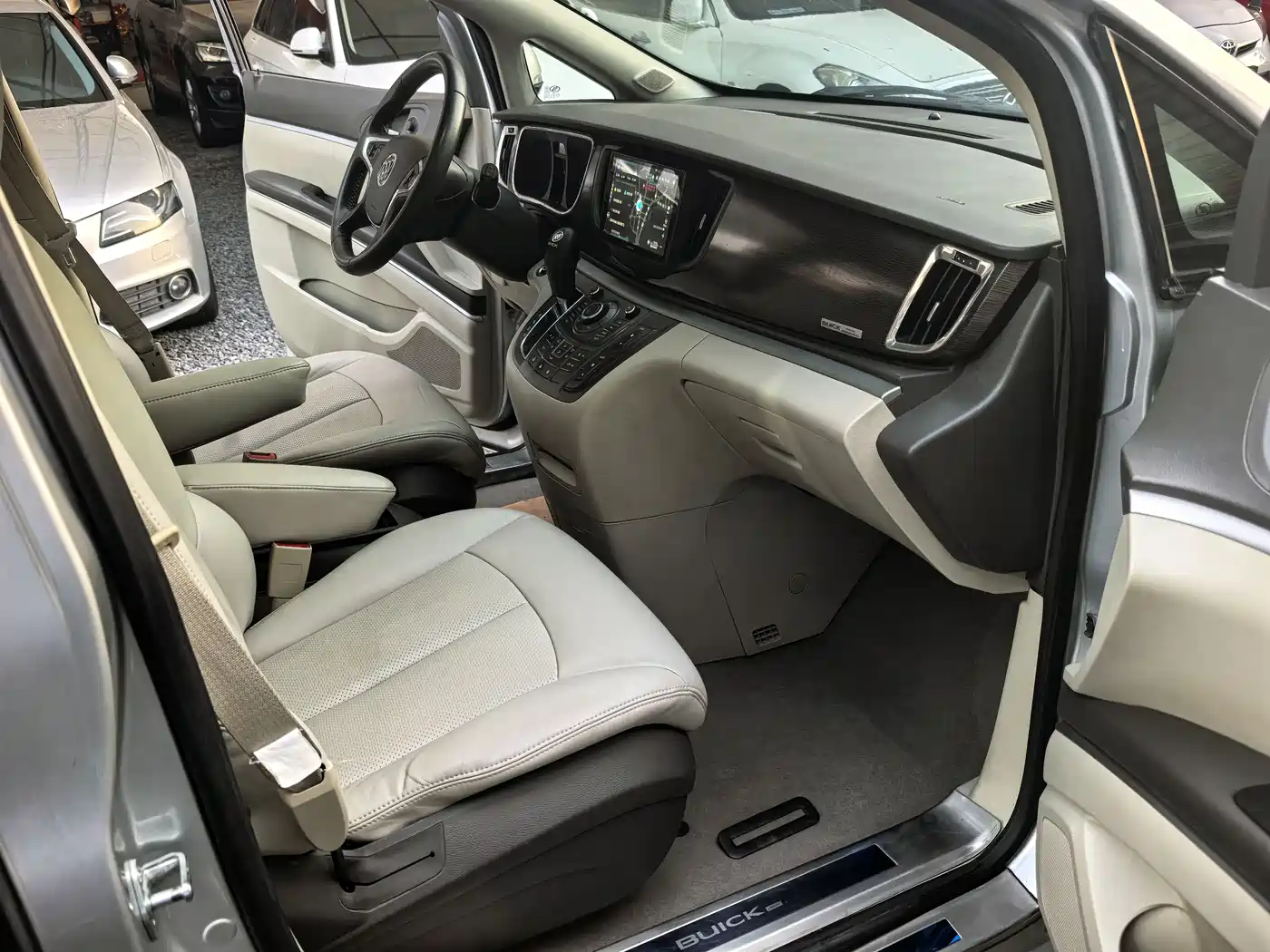 Buick GL8 2011 2.4L LT Luxury Business Executive фото 12