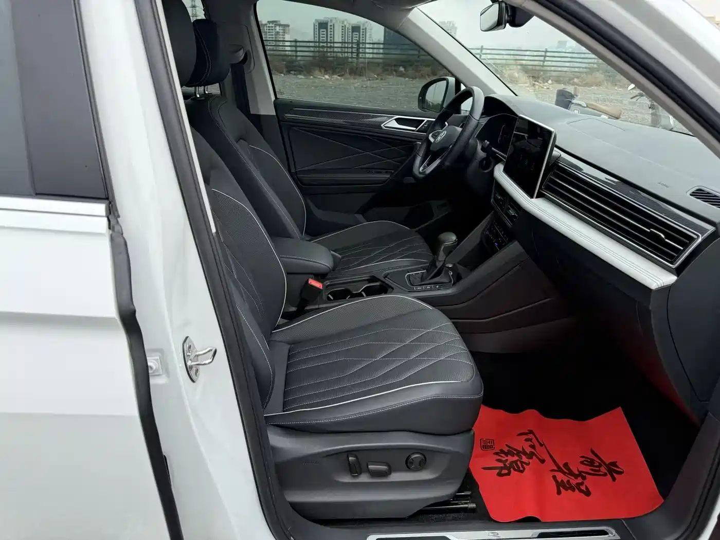Volkswagen Tiguan L 2024 330TSI Automatic 2WD R-Line Premium Enjoyment Edition фото 8