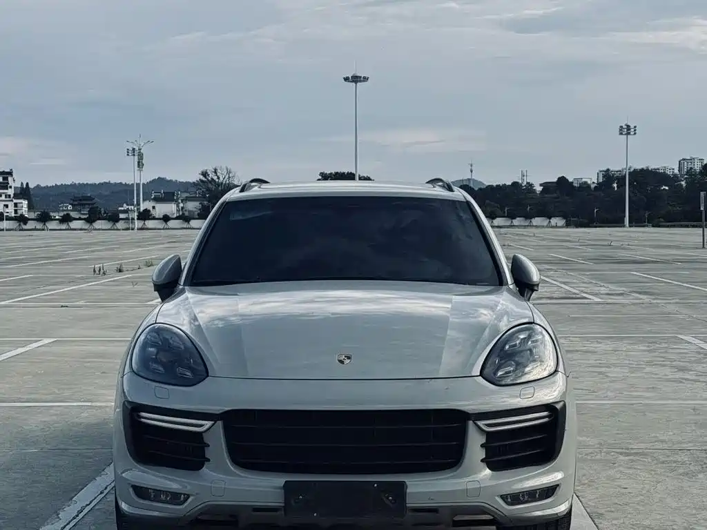 Photo 2 - Porsche Cayenne