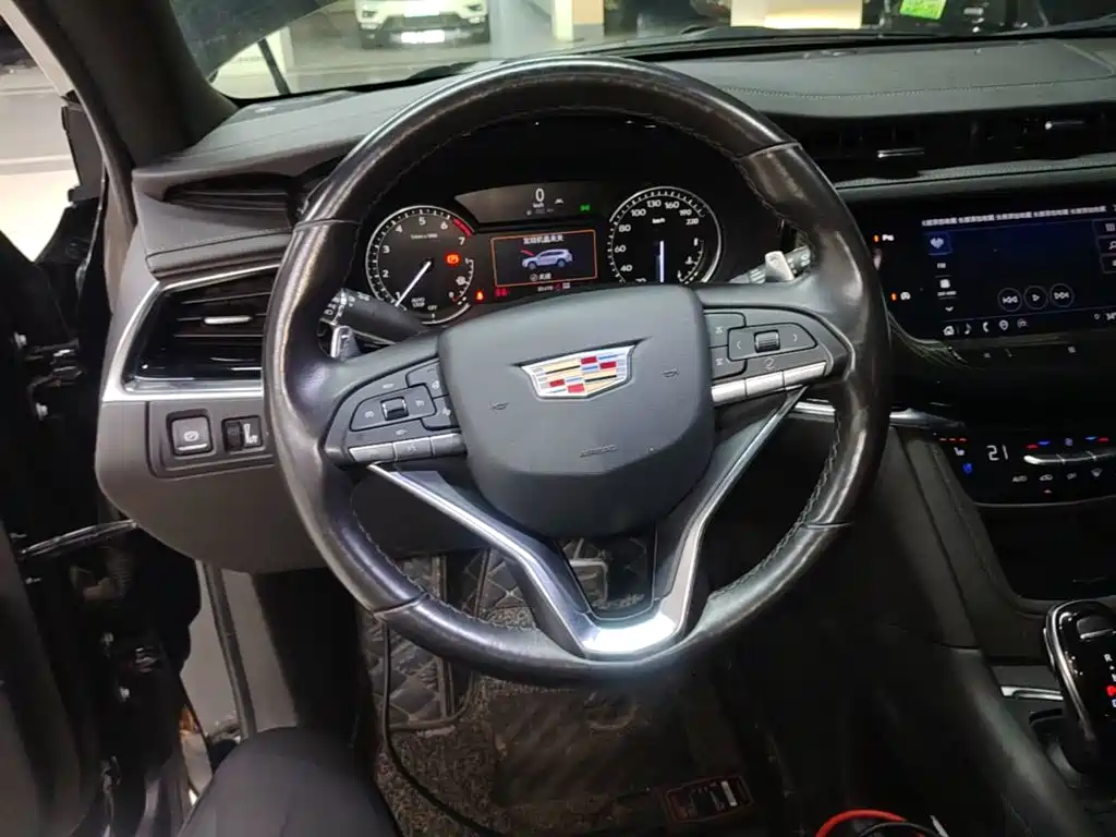 Photo 11 - Cadillac XT6