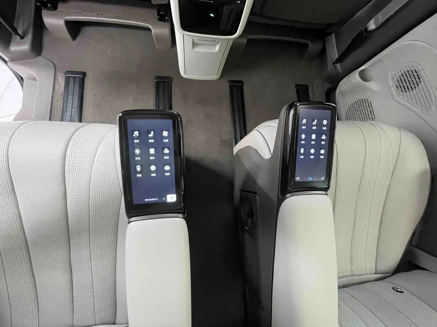 Denza D9 2023 2022 DM-i 970 AWD Flagship