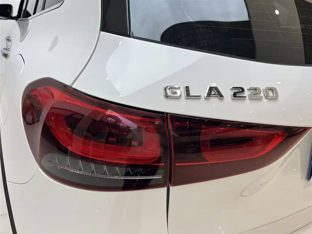 MERCEDES-BENZ GLA