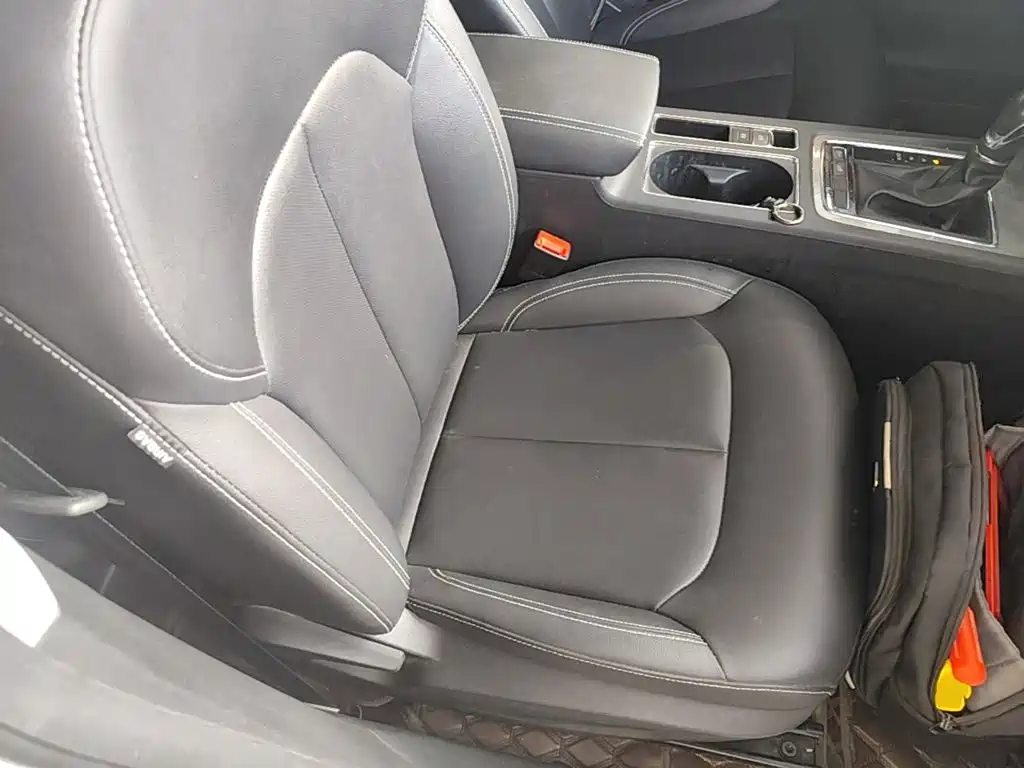 Roewe i6 2020 2020 PLUS 1.6L CVT 4G Connected Glory Flagship Edition