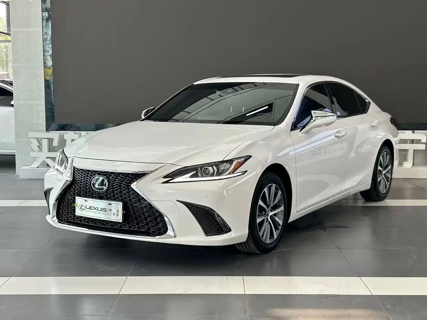 Фото 1 - Lexus ES
