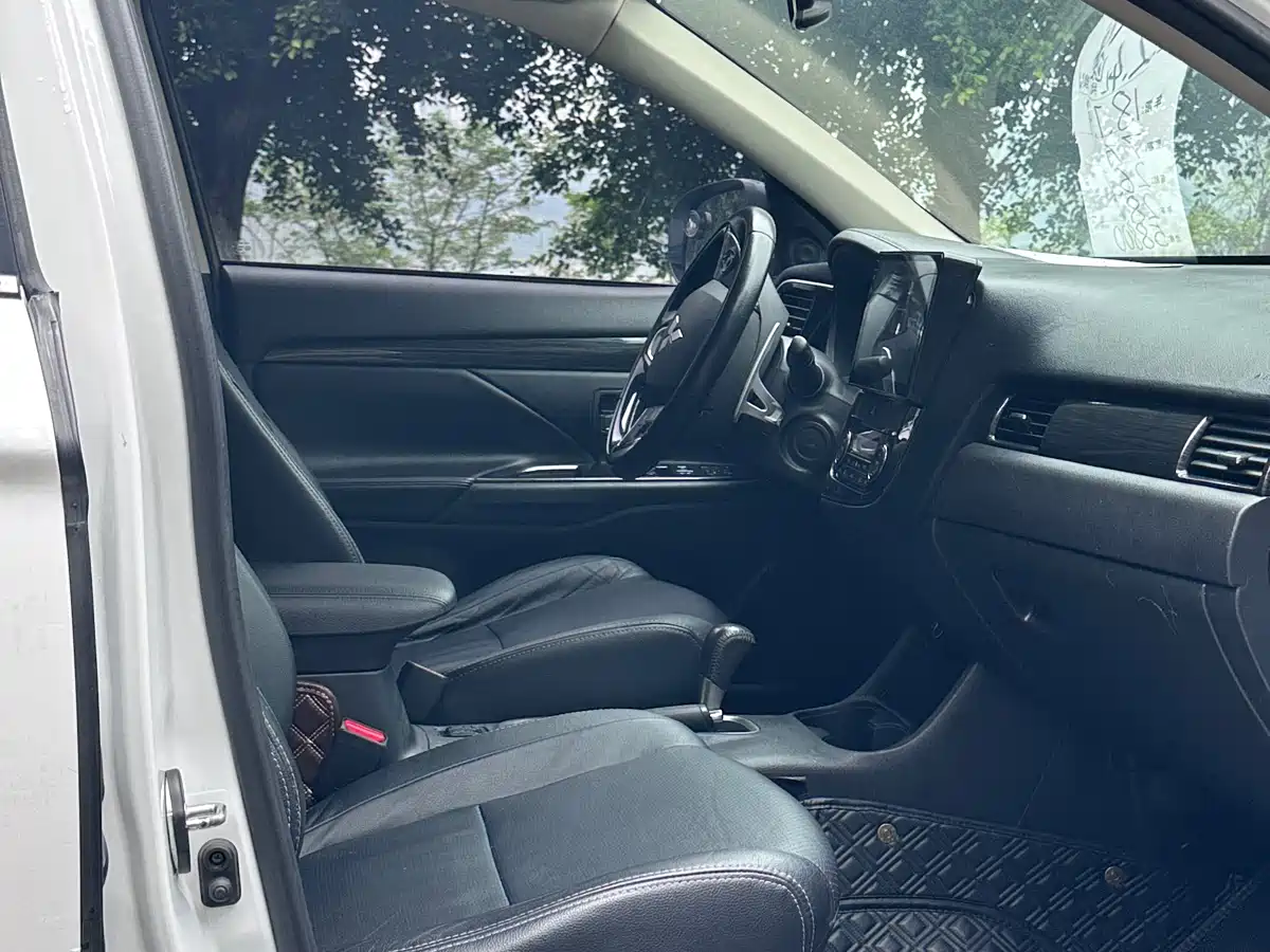 Mitsubishi Outlander 2018 2.4L 4WD Luxury Edition 7-seater фото 6