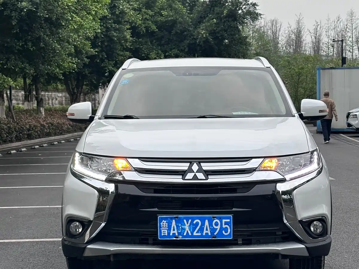 Mitsubishi Outlander 2018 2.4L 4WD Luxury Edition 7-seater фото 2