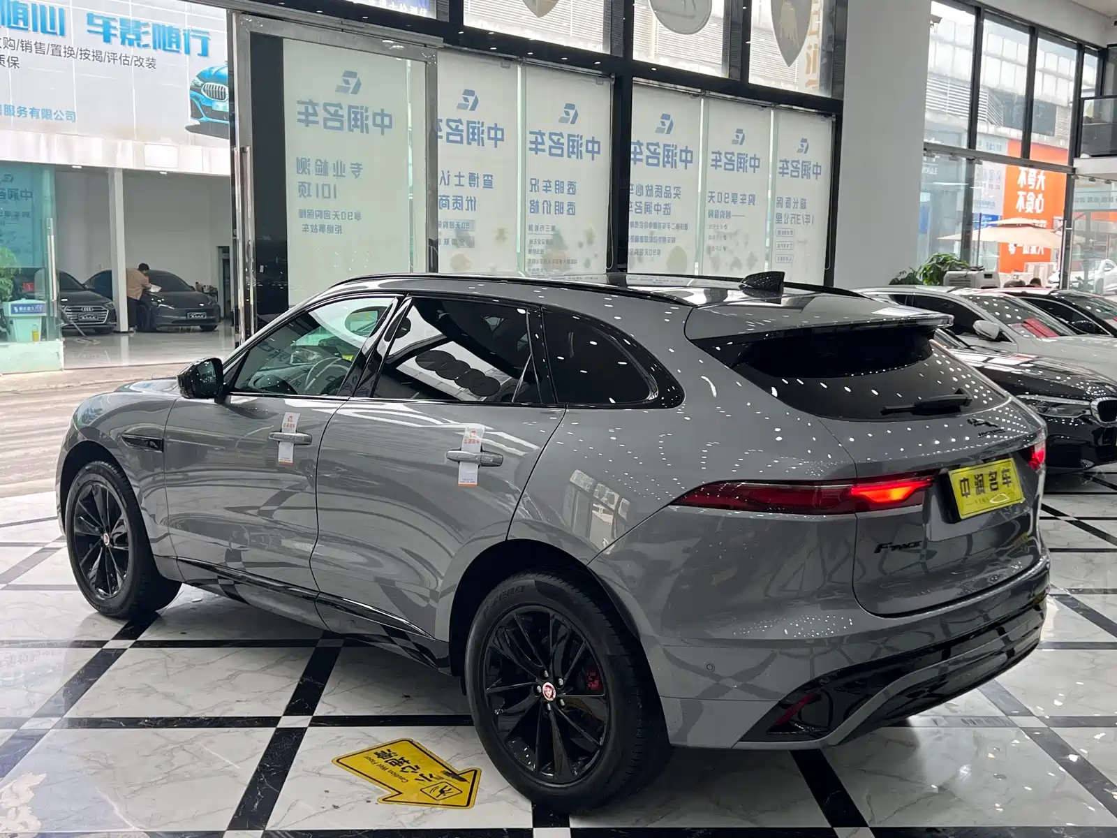 Фото 14 - Jaguar F-PACE
