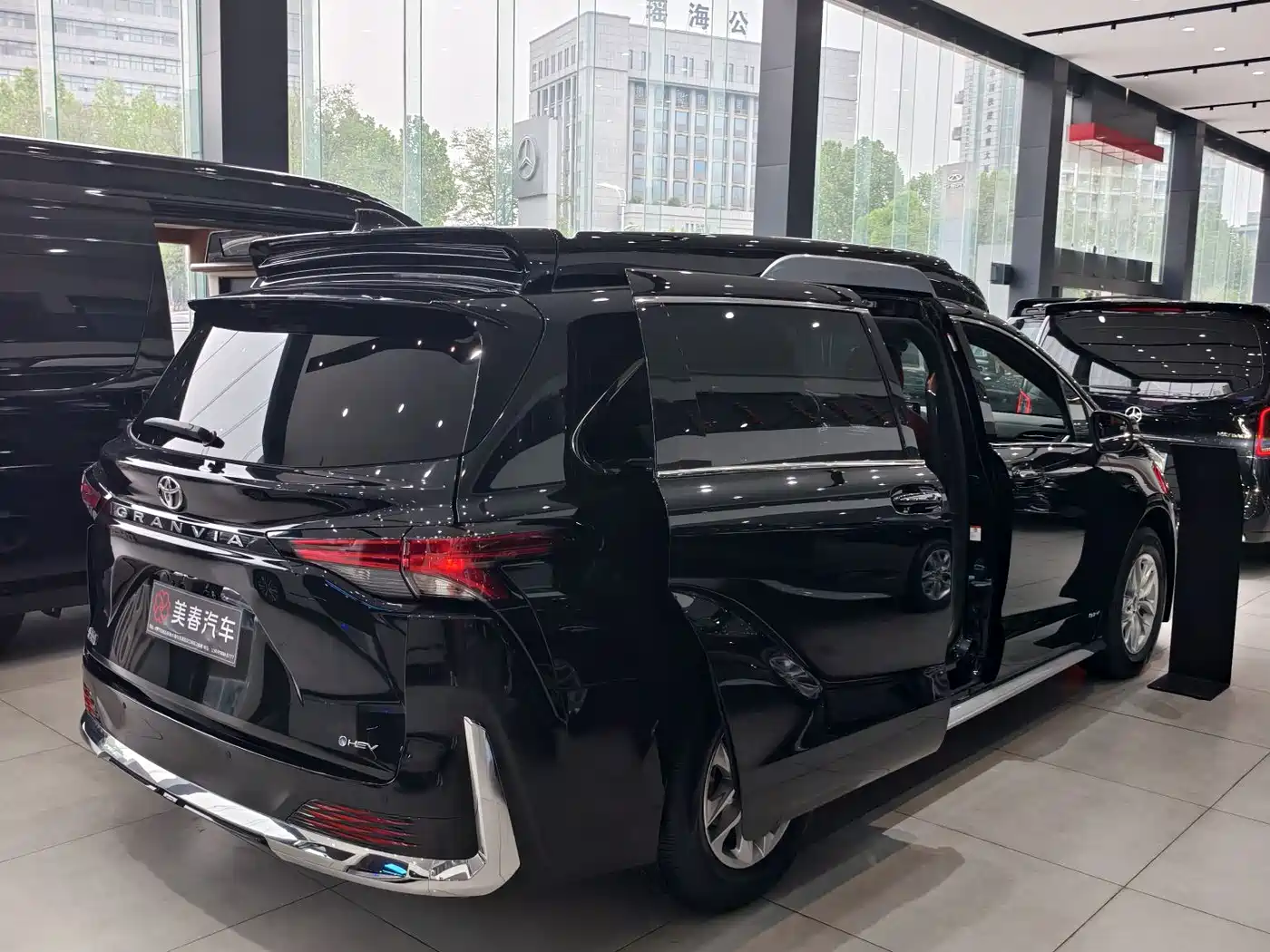 Toyota Granvia 2026 Model 2.5L Hybrid Prestige PLUS AWD Trim фото 12