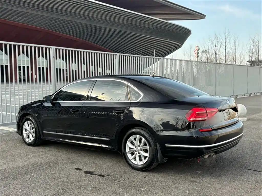 Фото 12 - Volkswagen Passat