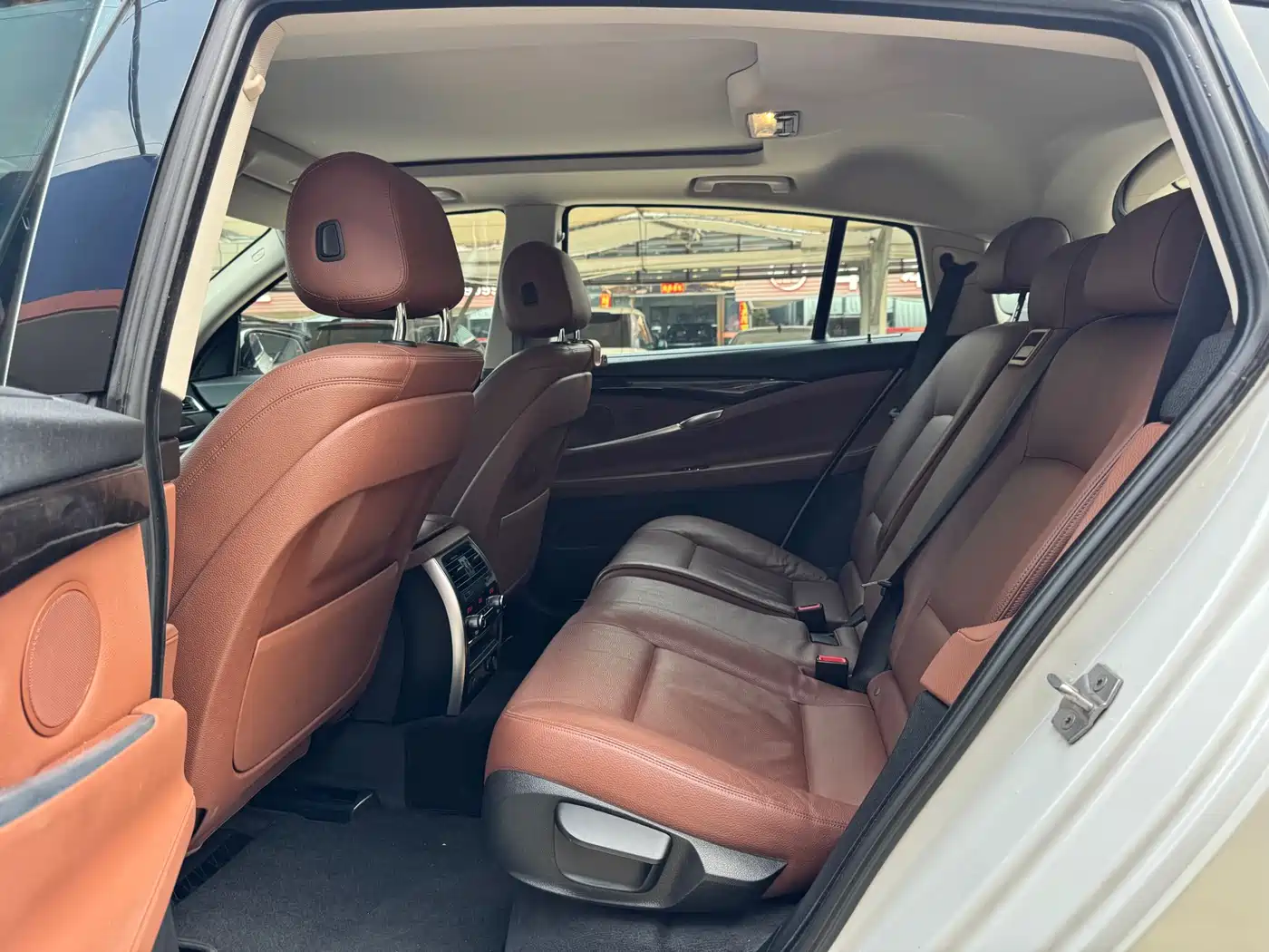 BMW 5 Series GT 2015 535i Leading фото 10