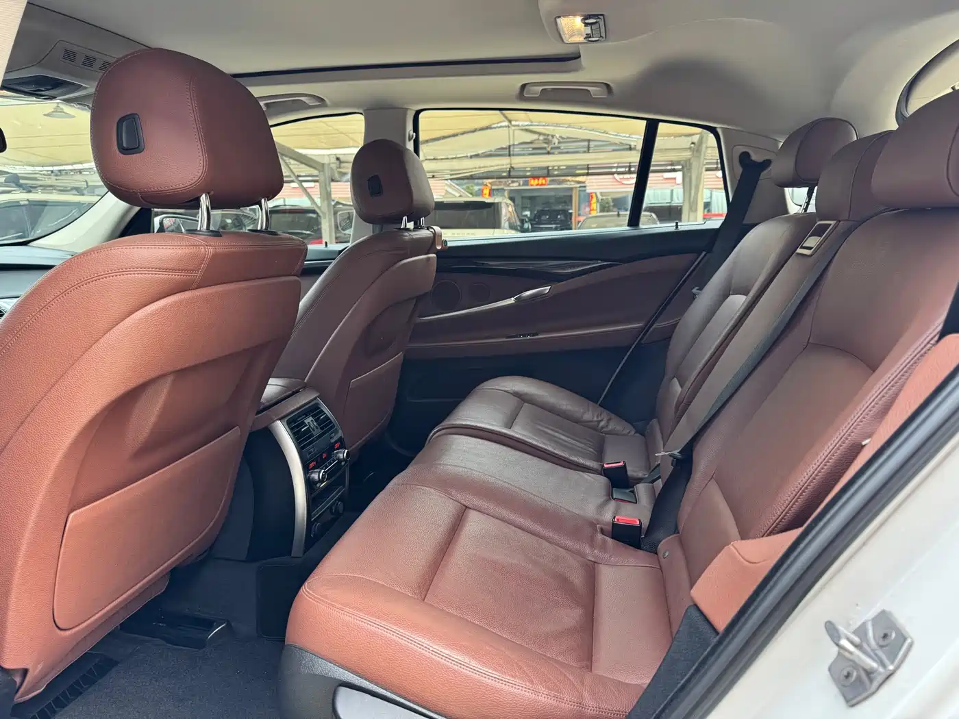BMW 5 Series GT 2015 535i Leading фото 11