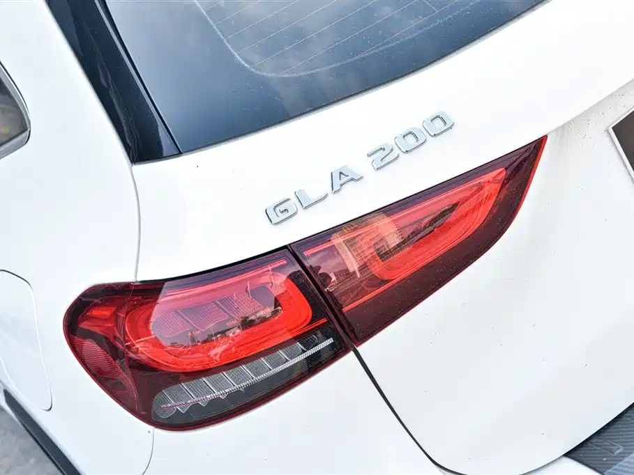 MERCEDES-BENZ GLA