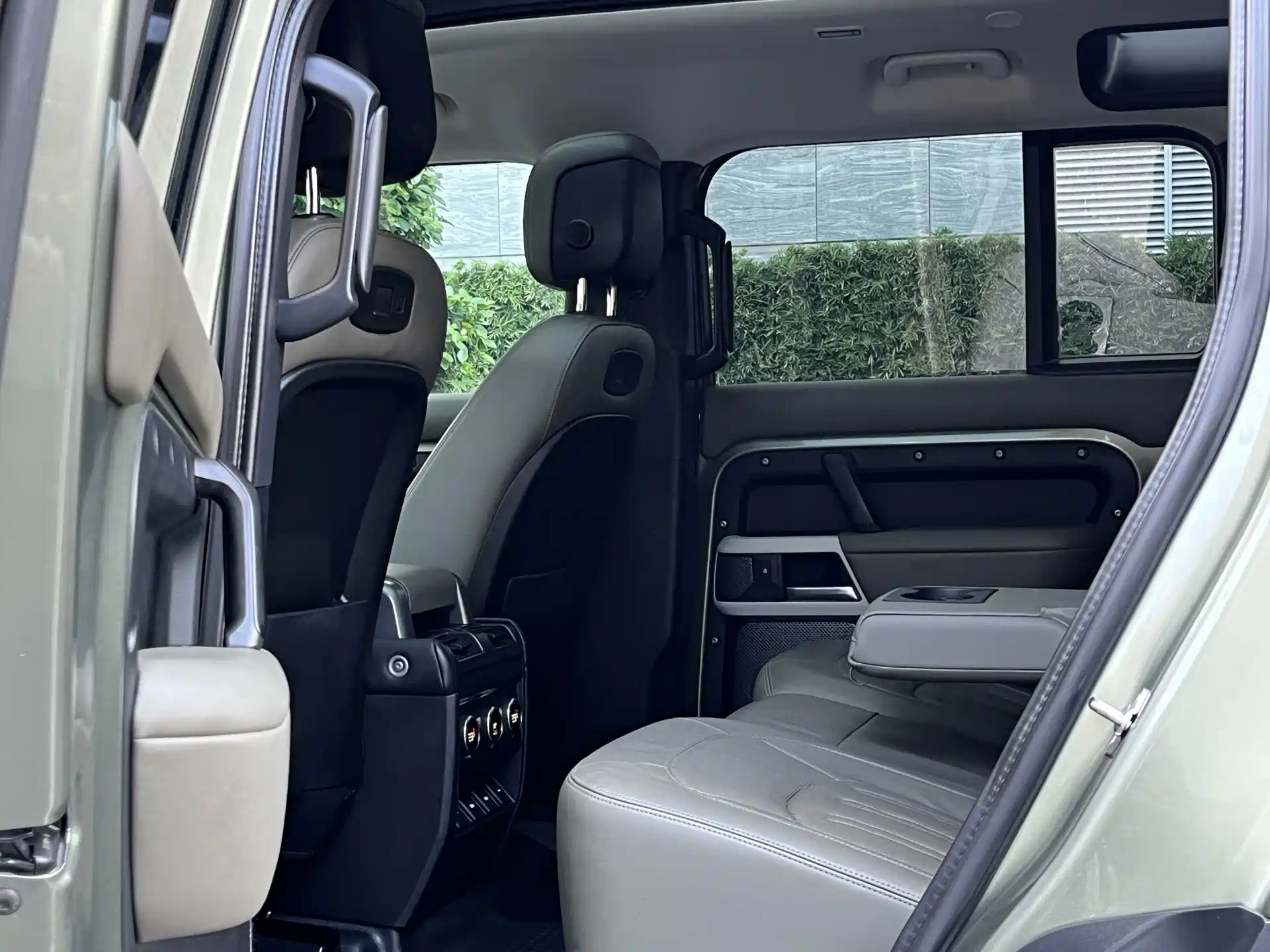 Photo 11 - Land Rover Defender