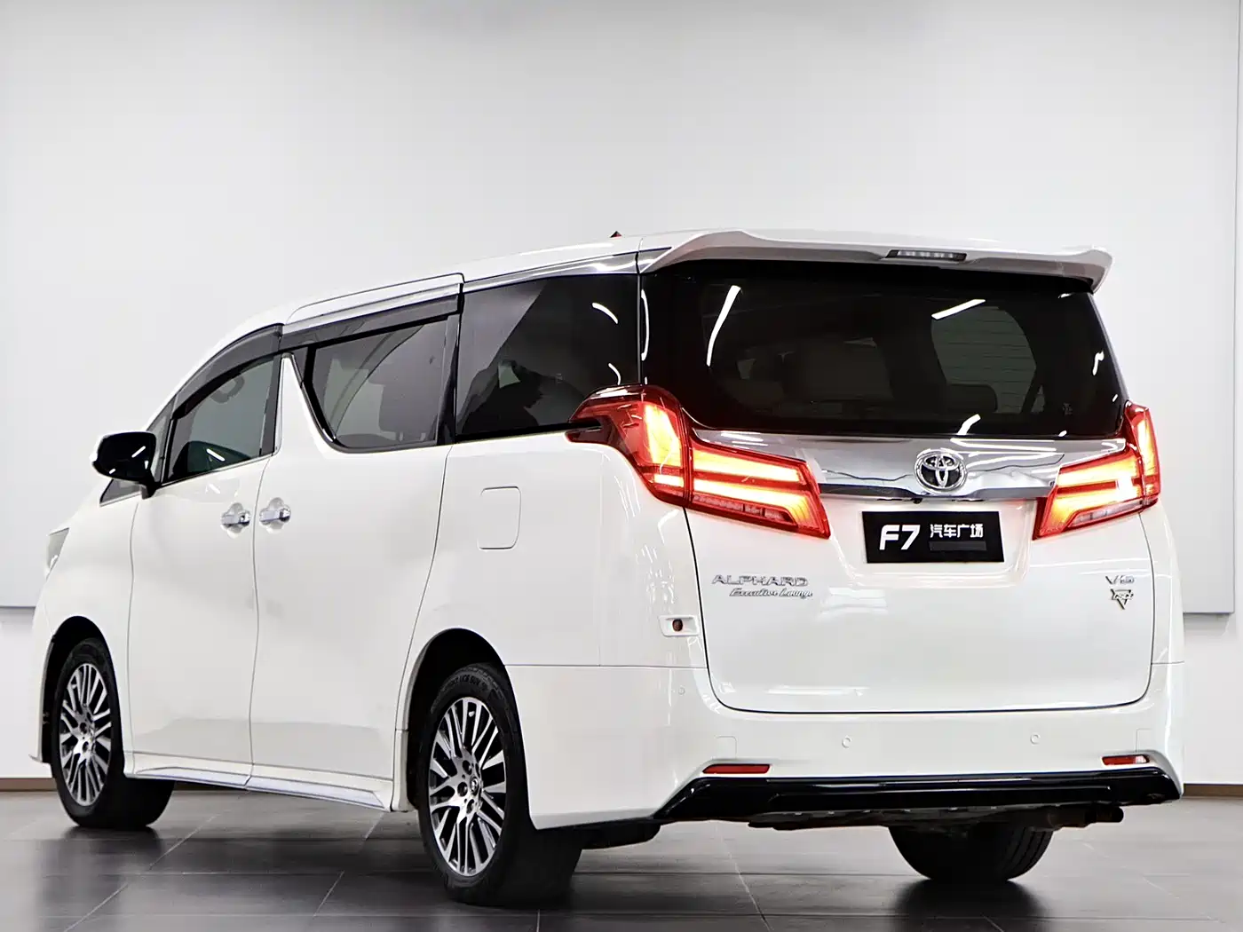 Toyota Alphard 2015 3.5L Premium Edition фото 4