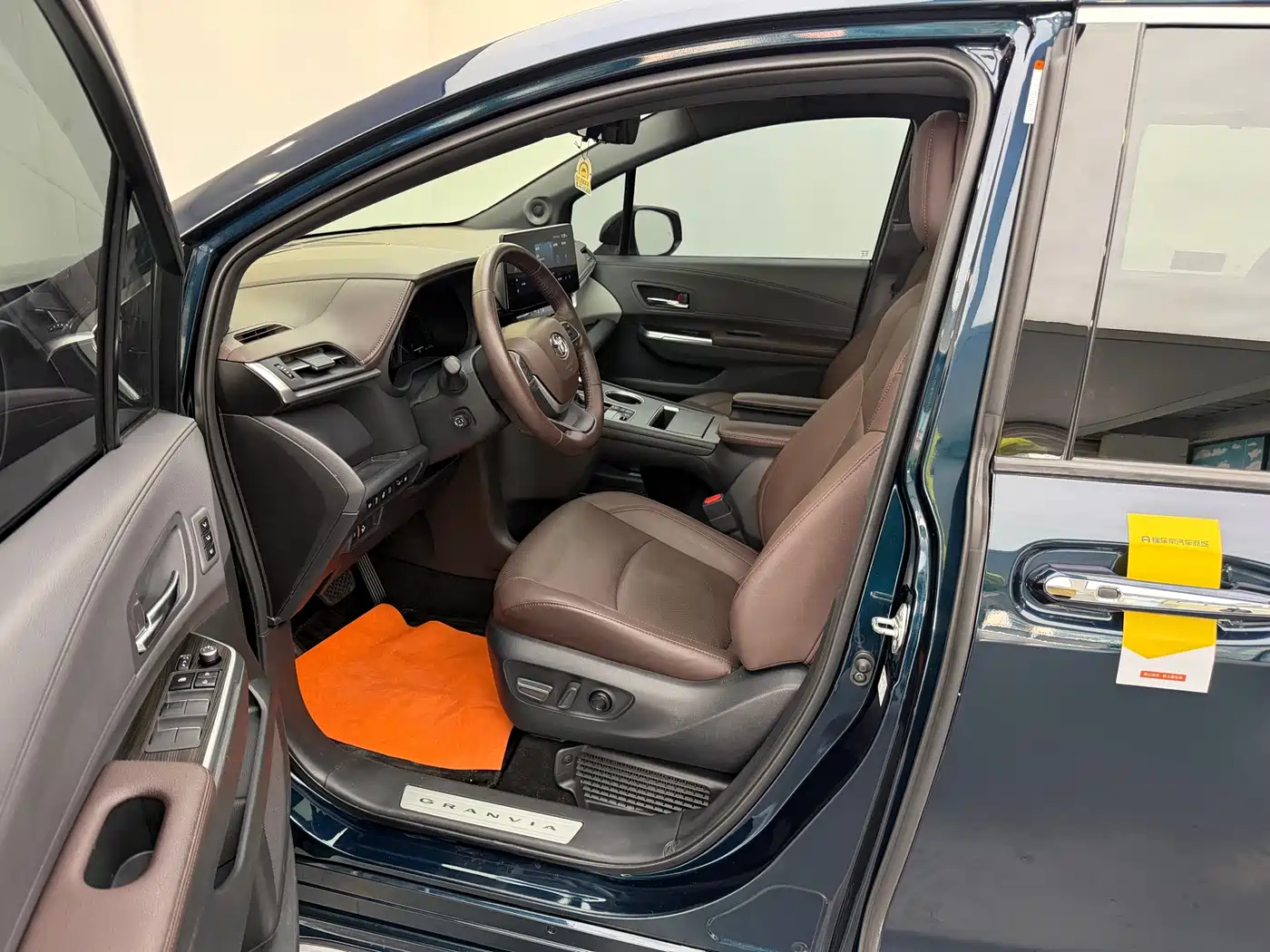 Toyota Granvia 2023 2.5L Hybrid Flagship VIP Edition фото 14