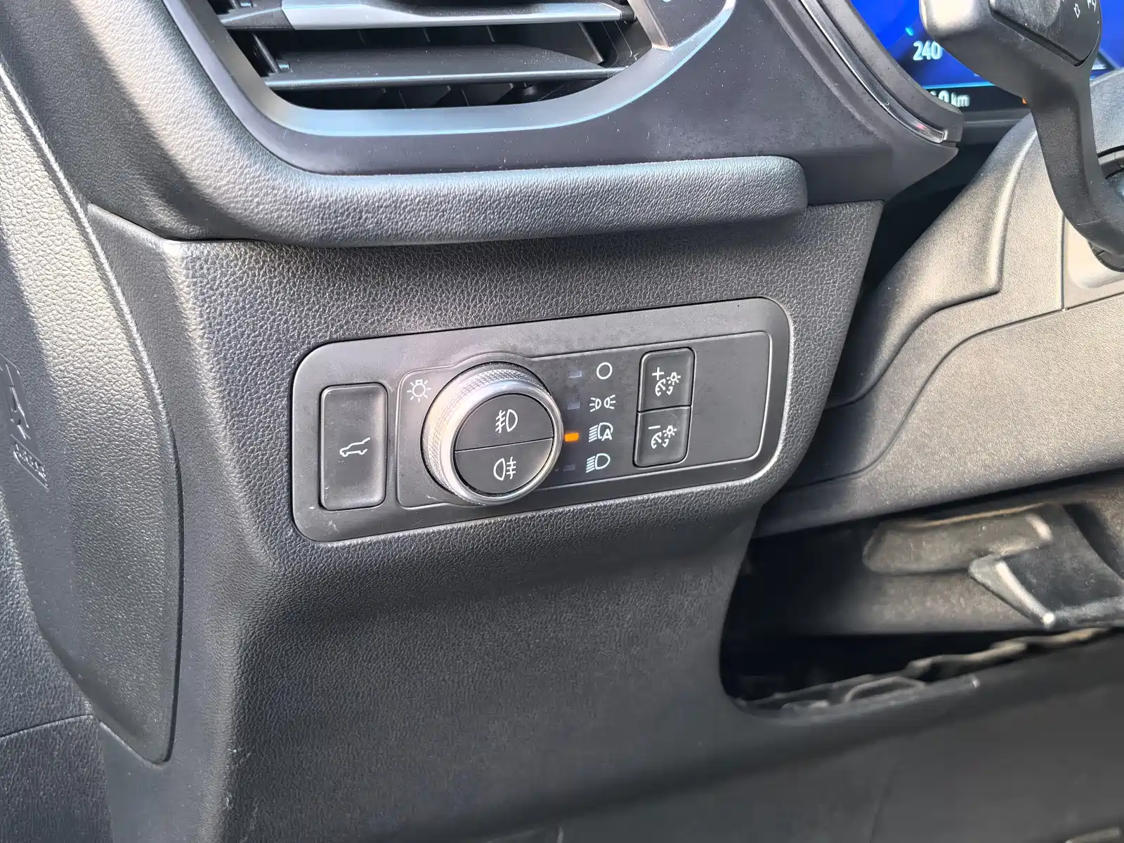 Photo 14 - Ford Escape