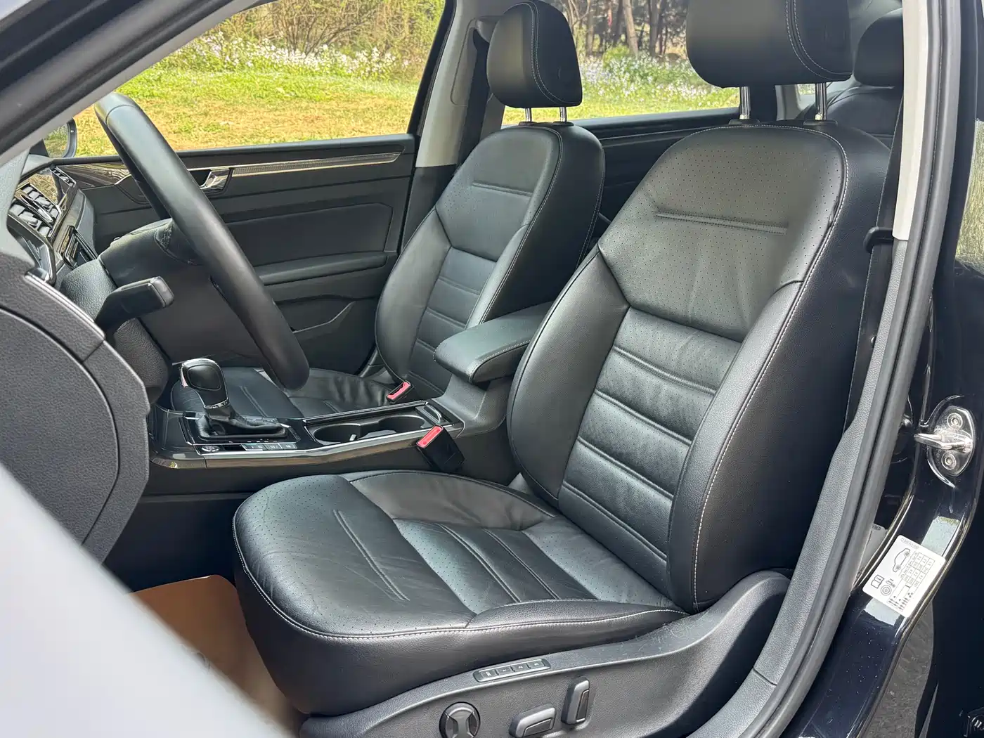 Volkswagen Passat 2017 330TSI DSG Luxury фото 12