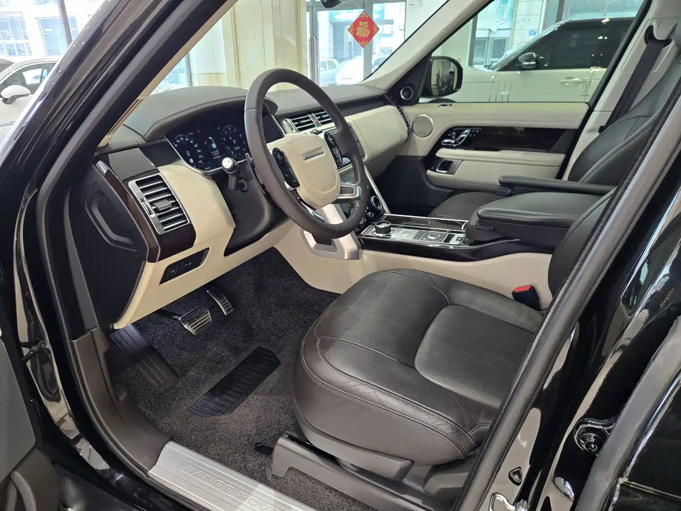 Land Rover Range Rover 2021 3.0 L6 Heritage Edition фото 9