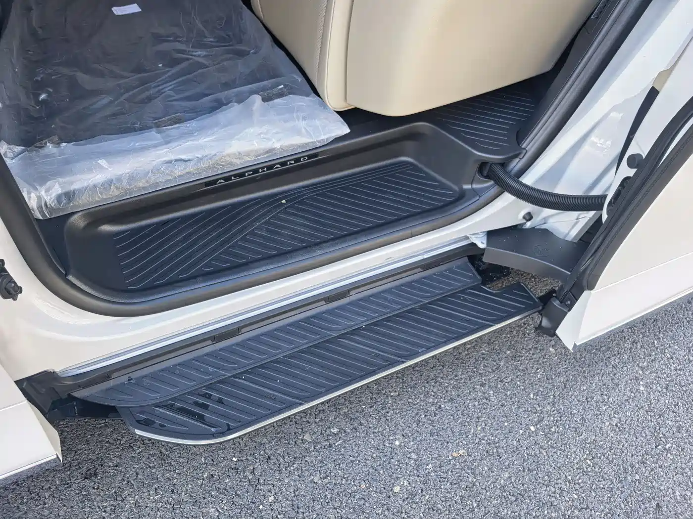 Toyota Alphard 2025 Hybrid 2.5L Ultimate Gold Edition фото 20