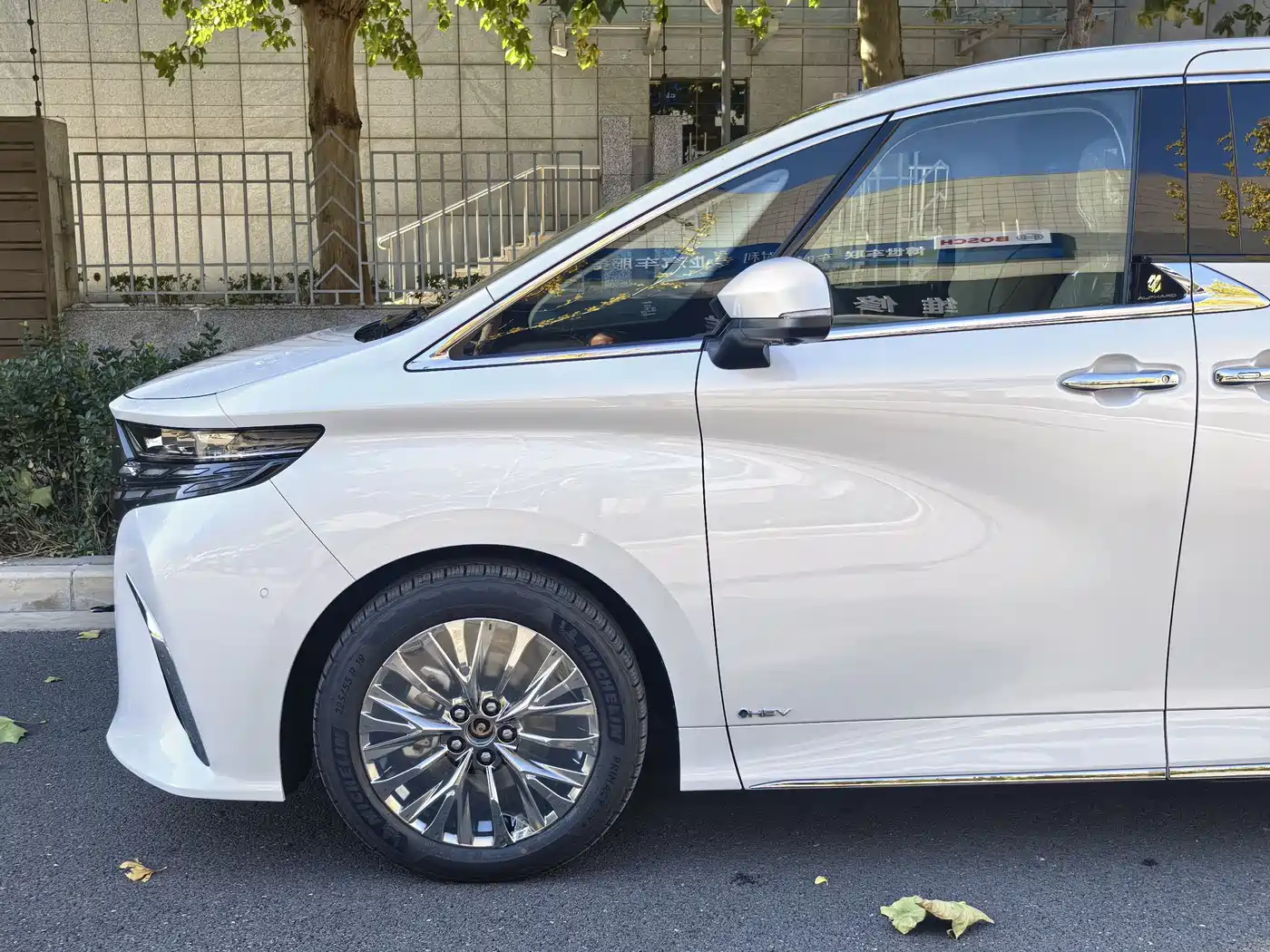 Toyota Alphard 2025 Hybrid 2.5L Ultimate Gold Edition фото 8