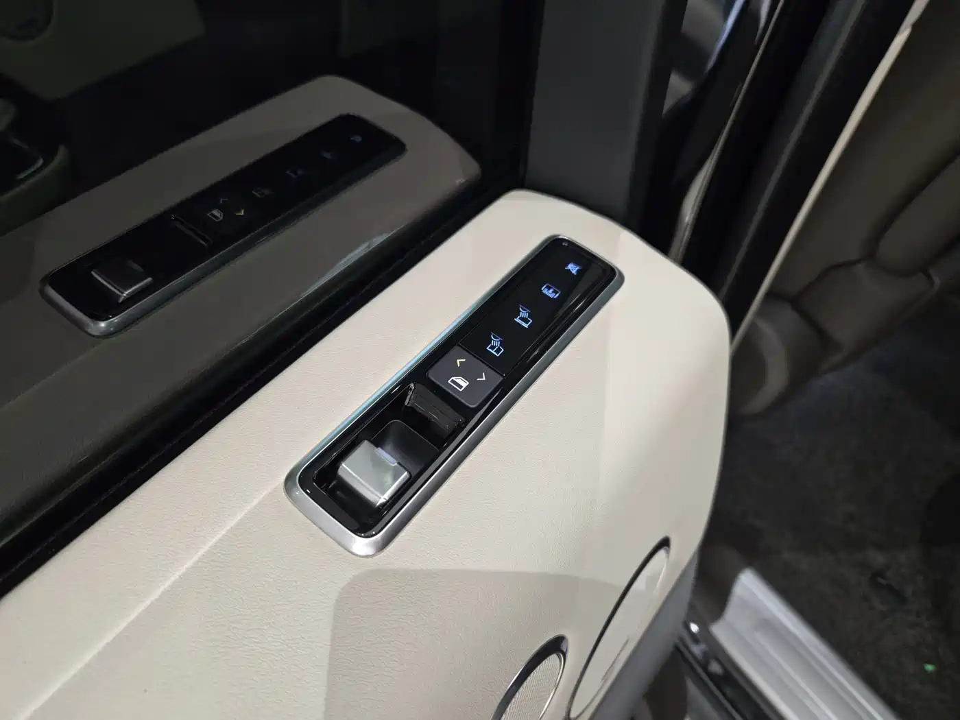 Land Rover Range Rover 2021 3.0 L6 Heritage Edition фото 27