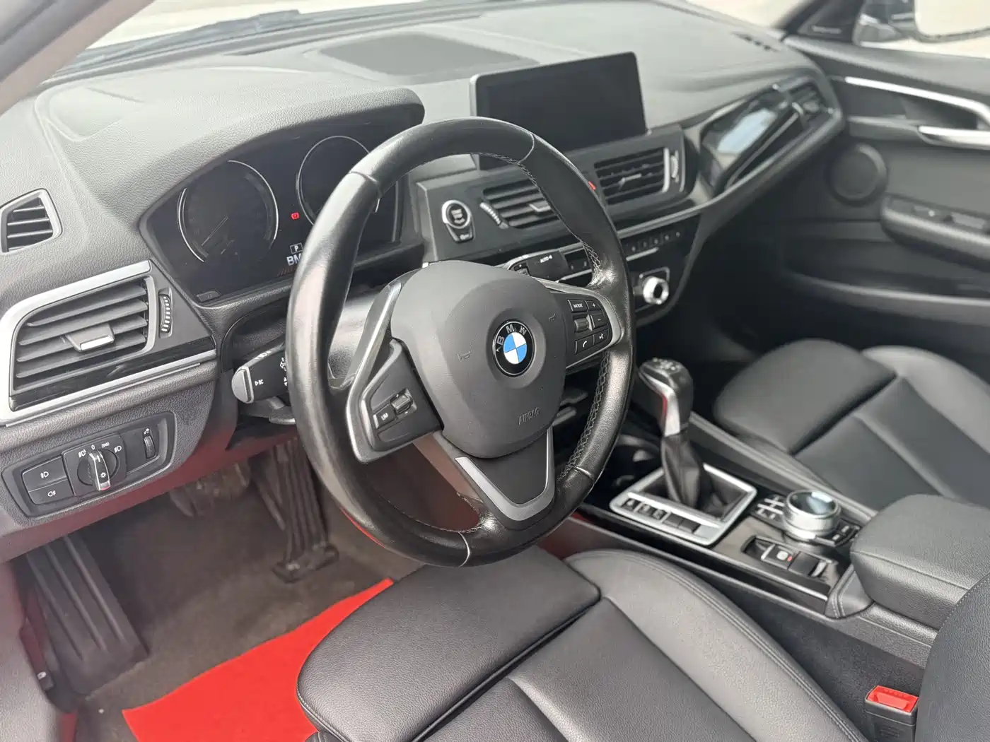 BMW 1 Series 2018 118i Sport Edition фото 13