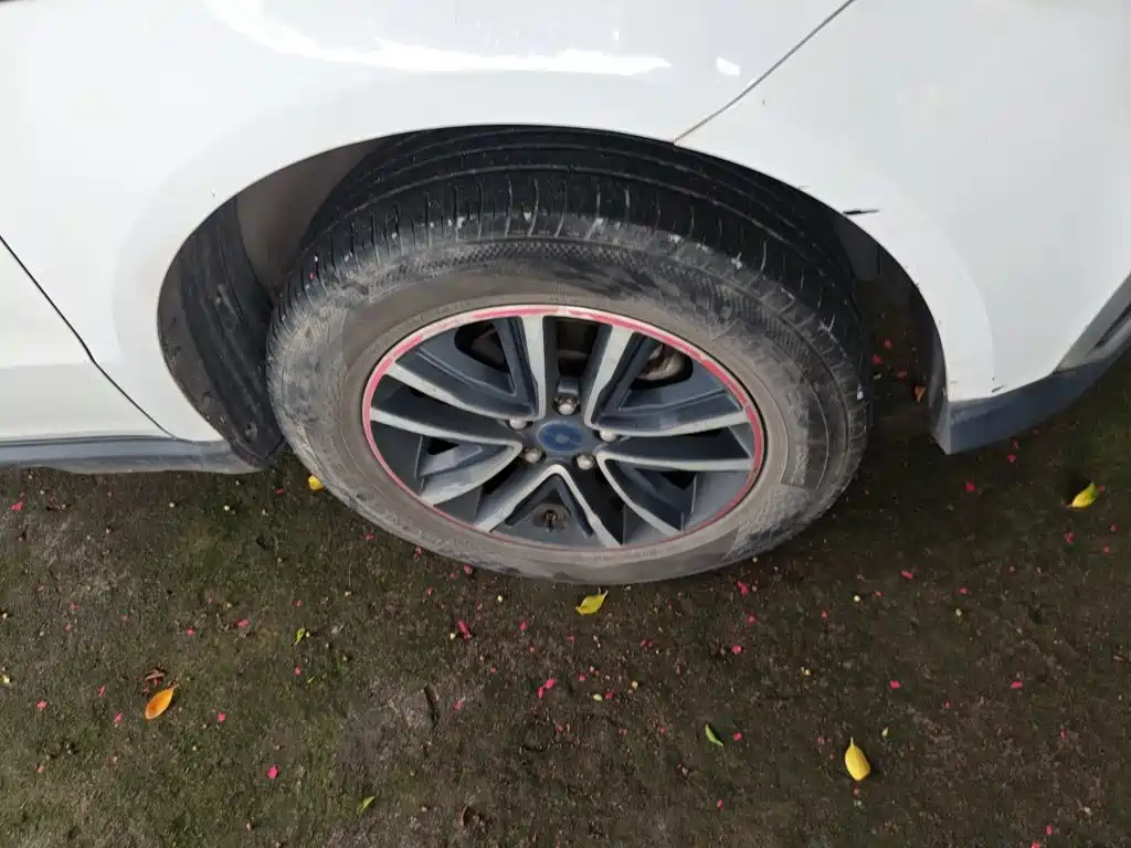 Фото 24 - Geely Emgrand X6