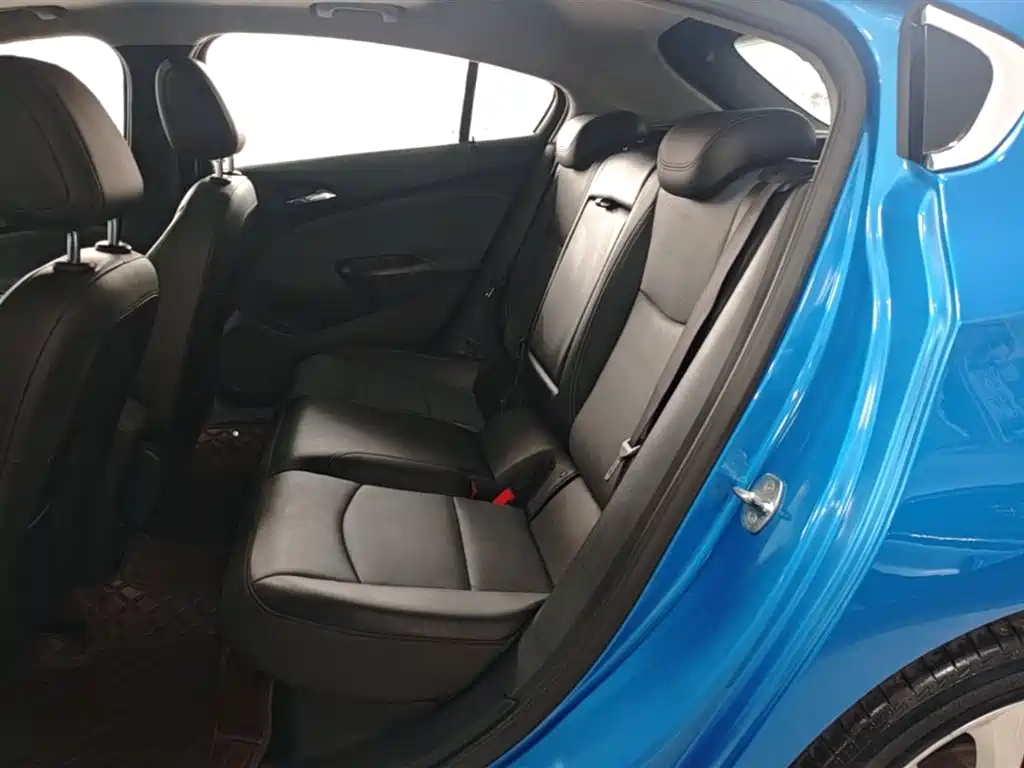 Chevrolet Cruze 2017 1.4T Hatchback DCT Leading Edge Edition фото 17