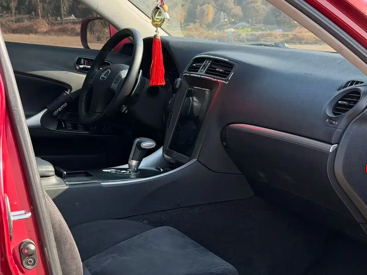 Фото 8 - Lexus IS