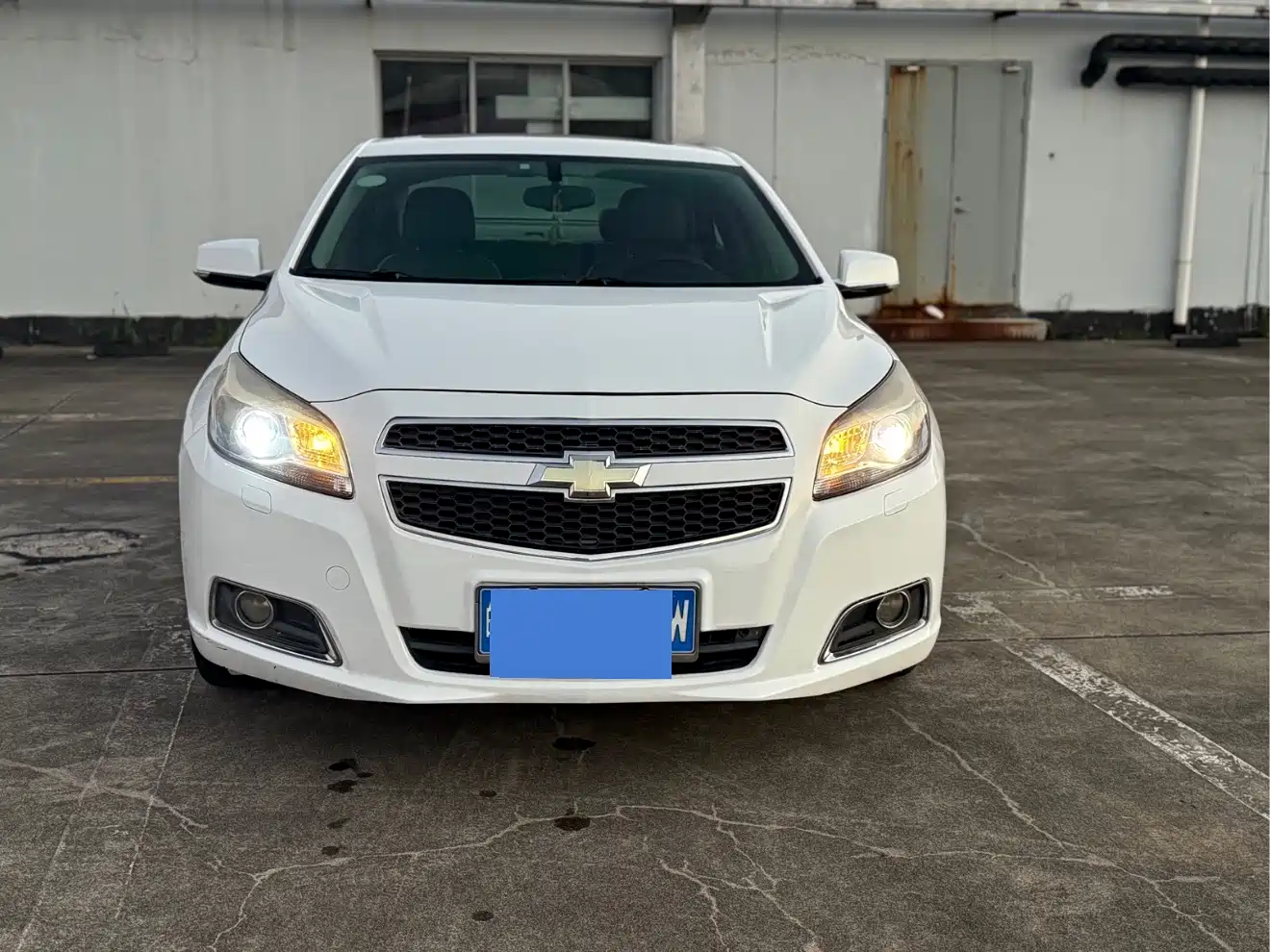 Photo 2 - Chevrolet Malibu