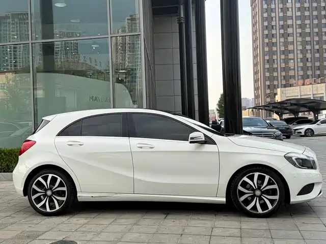Mercedes-Benz A-Class (Import) 2015 A 200 Fashion — фото 3
