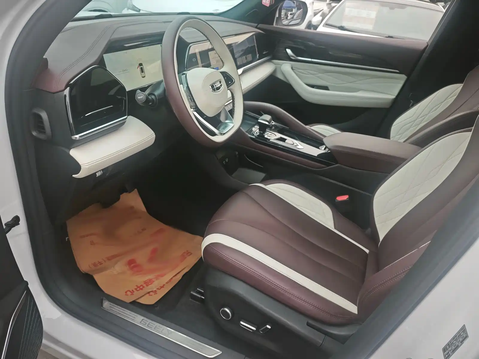 Фото 8 - Geely Monjaro