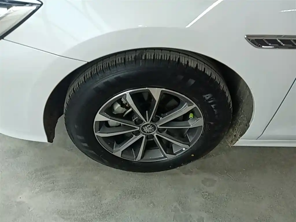 BYD Qin PLUS 2024 Glory Edition DM-i 55KM Leading фото 23