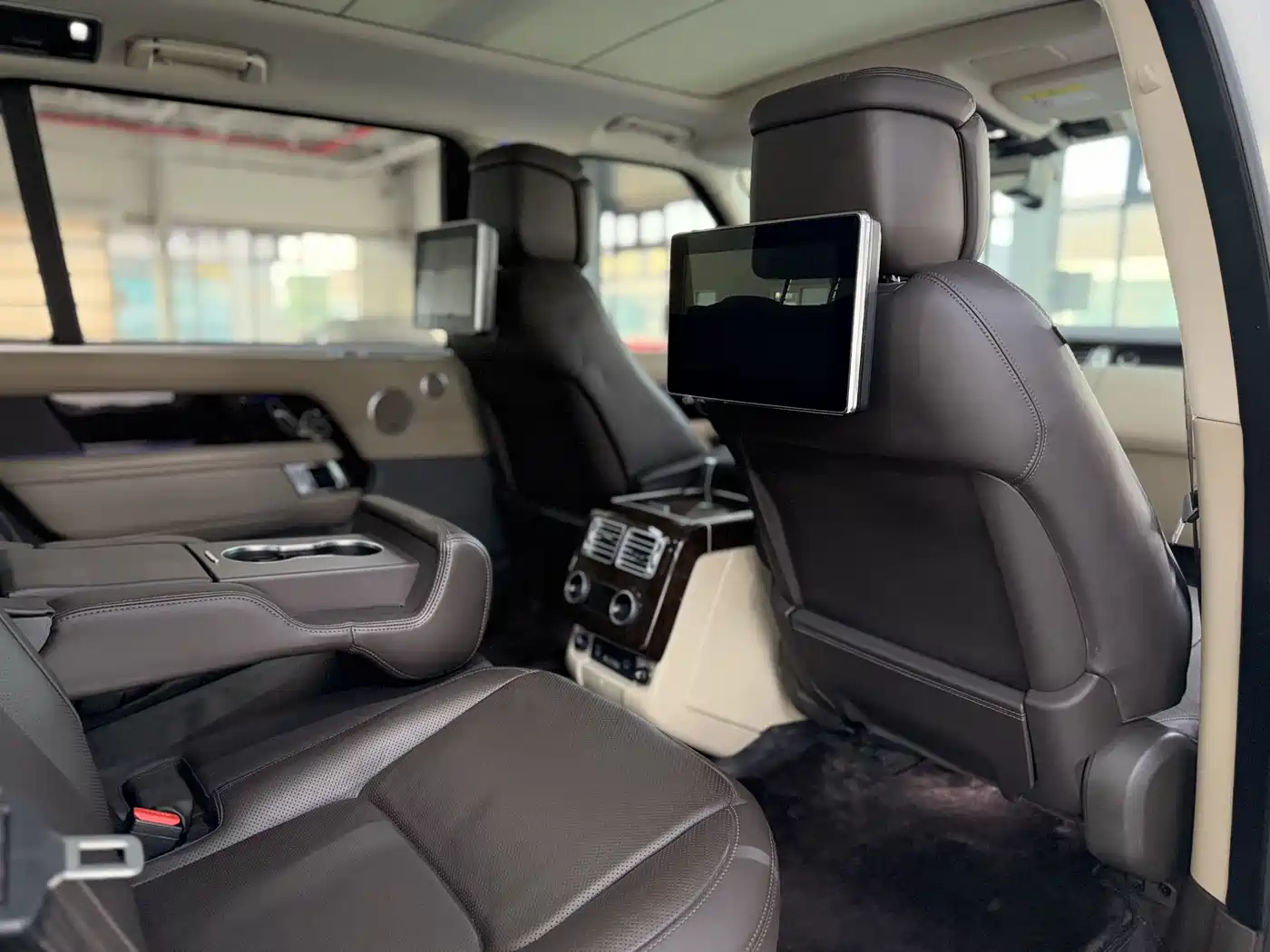 Land Rover Range Rover 2022 3.0 L6 400PS Heritage Extended Classic Edition фото 12