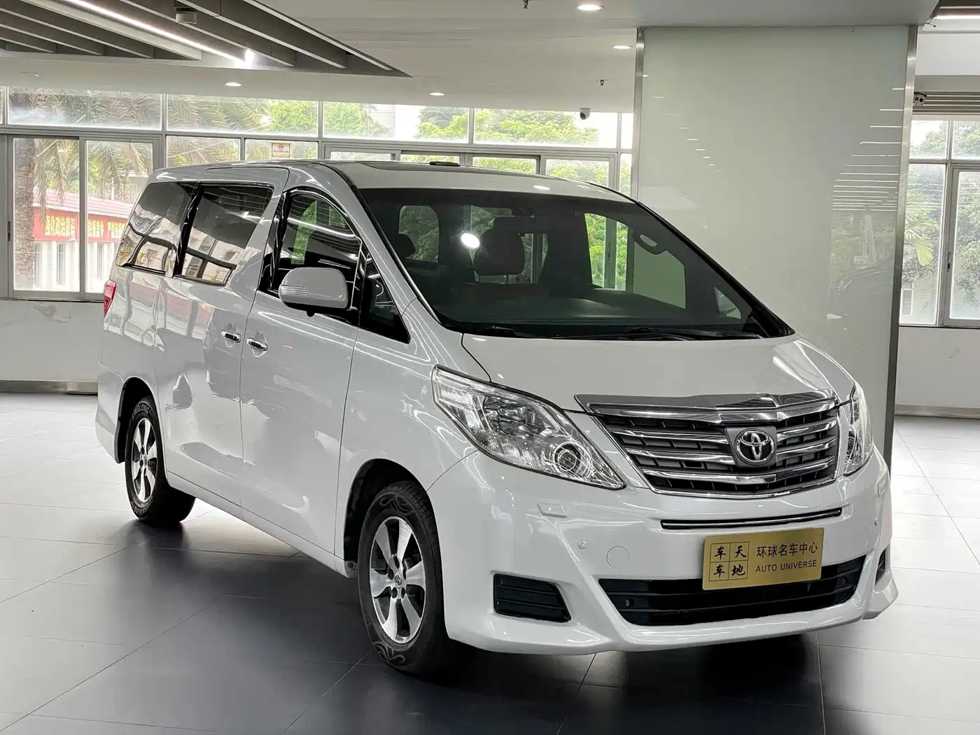 Toyota Alphard фото 3