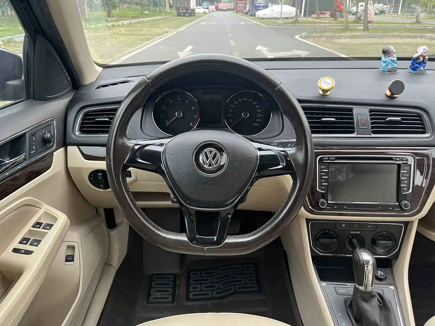 Volkswagen Lavida 2015 1.6L Automatic Comfort Edition фото 7