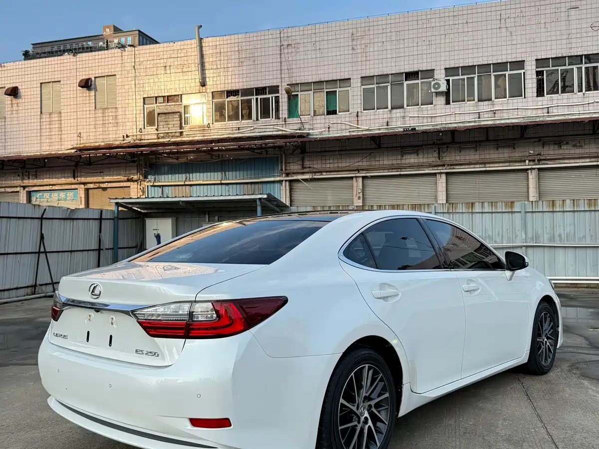 Фото 11 - Lexus ES